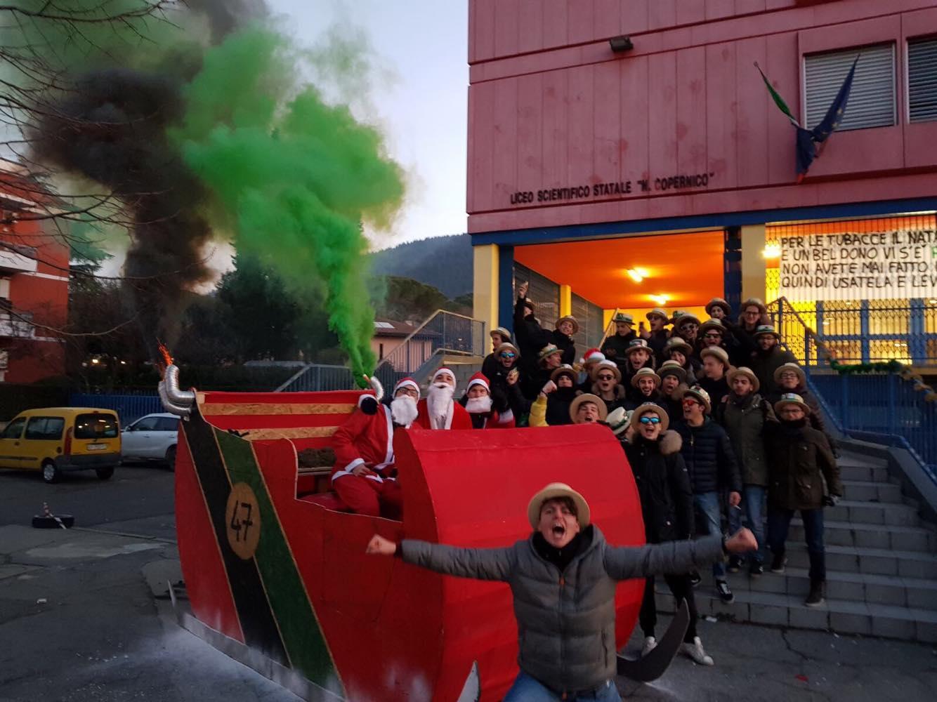 Le pagliette con la slitta davanti al liceo Copernico