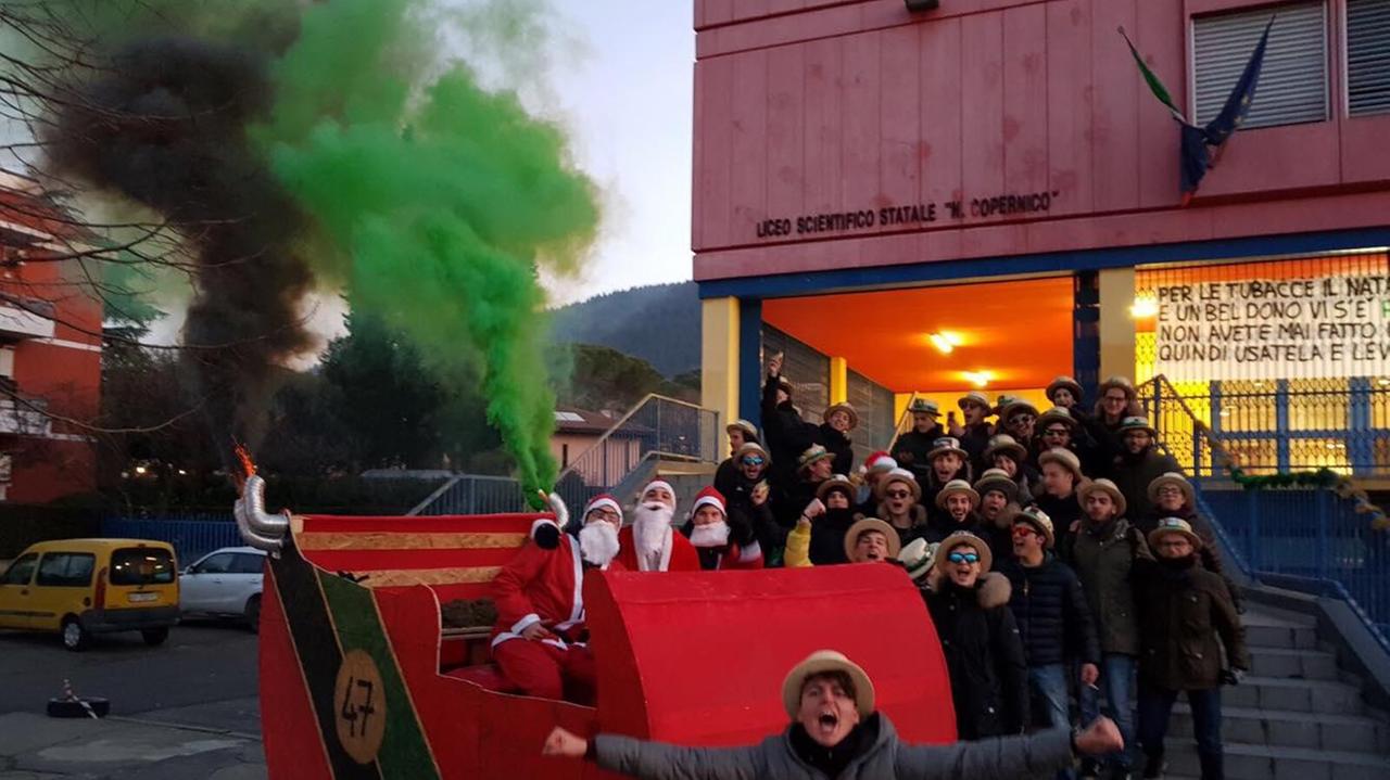 Le pagliette con la slitta davanti al liceo Copernico