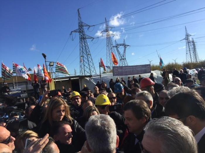 La folla di lavoratori intorno a Calenda e Pigliaru