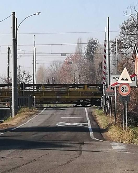 Carpi, il treno passa con le sbarre alzate 