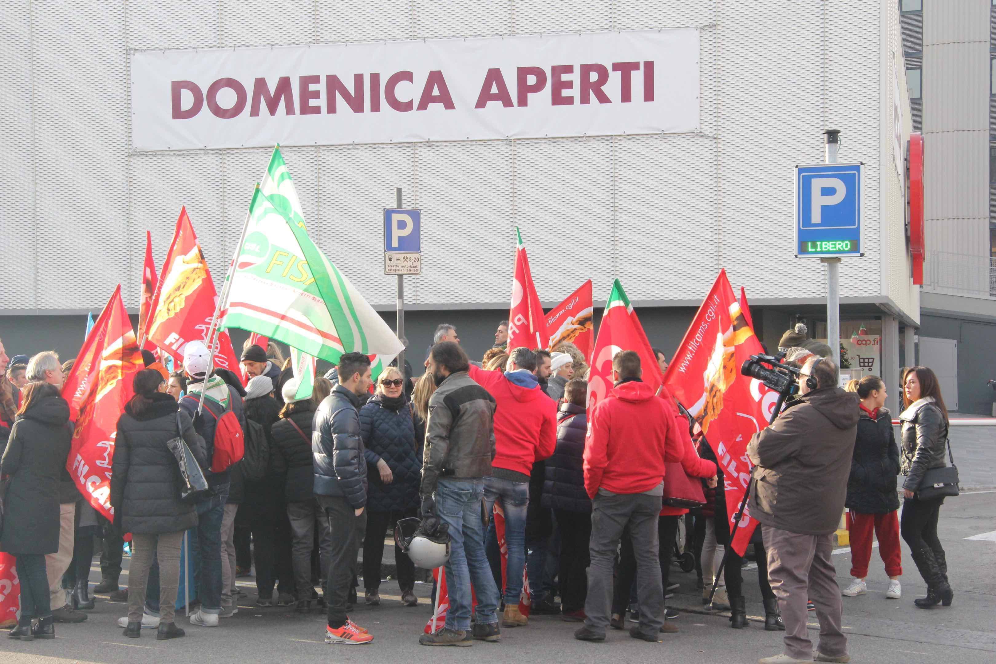 Il presidio davanti alla Coop di via Valentini (foto Batavia)