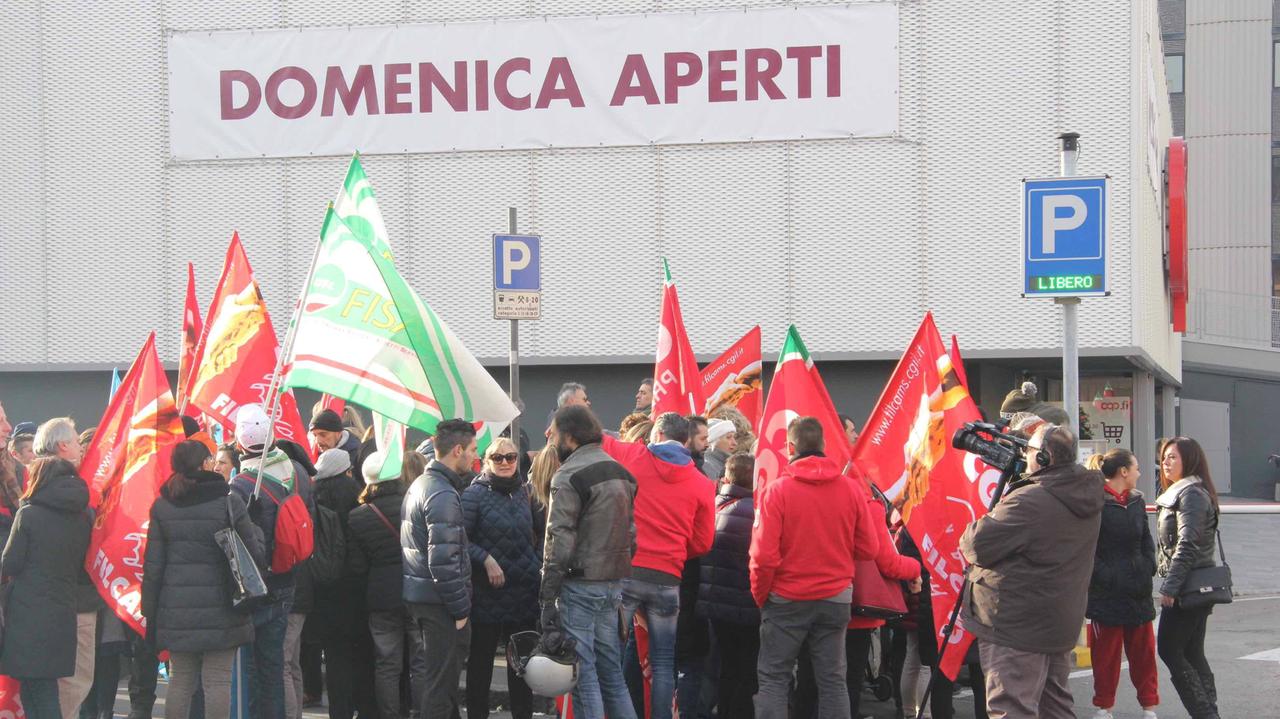 Il presidio davanti alla Coop di via Valentini (foto Batavia)