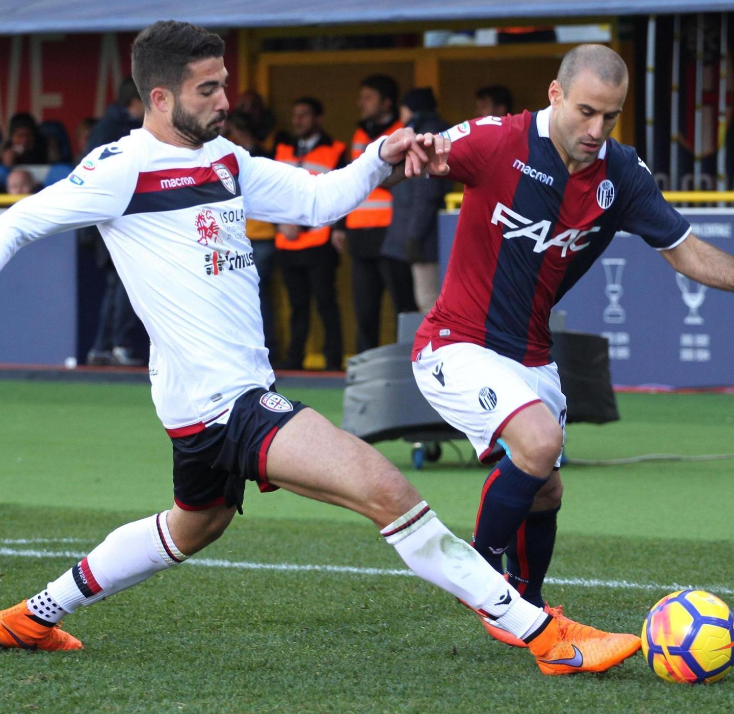 Paolo Faragò in azione a Bologna con Rodrigo Palacio
