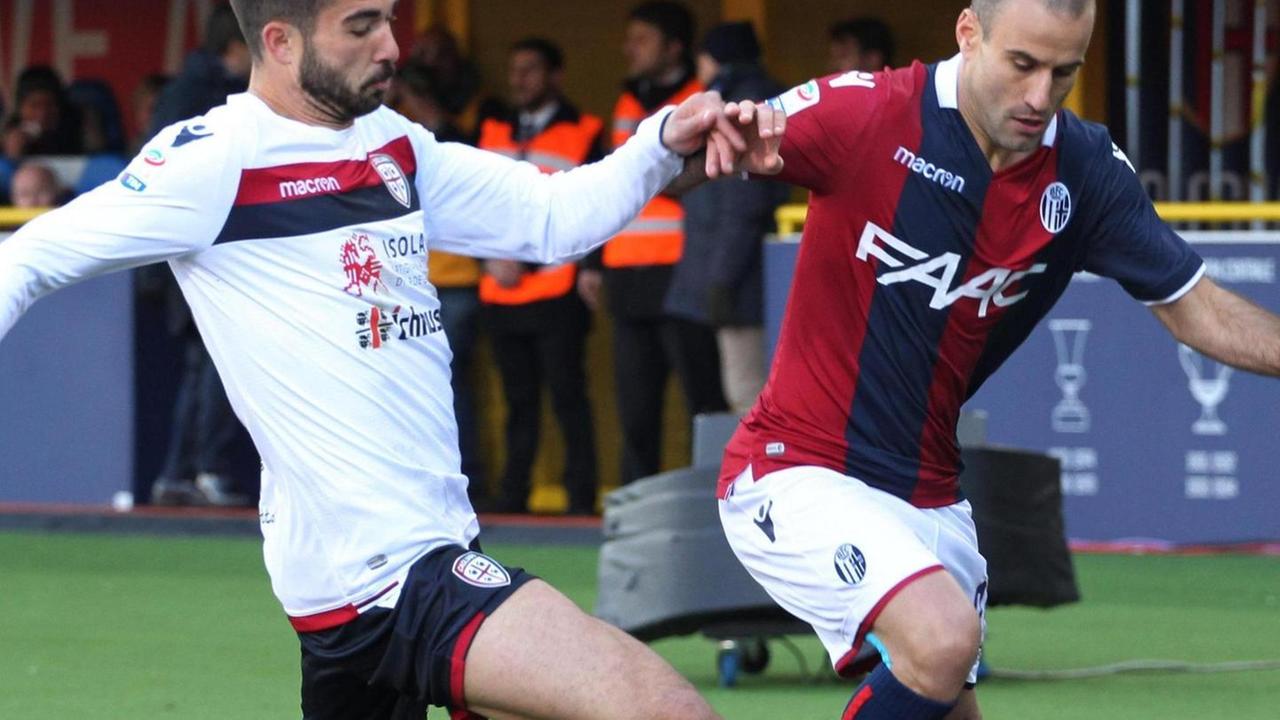 Paolo Faragò in azione a Bologna con Rodrigo Palacio