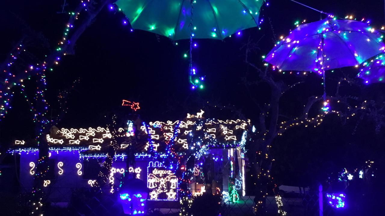 Stelle giganti e renne luminose: ecco la super casa di Natale