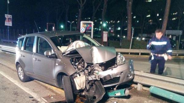 Contro un palo davanti all'ospedale