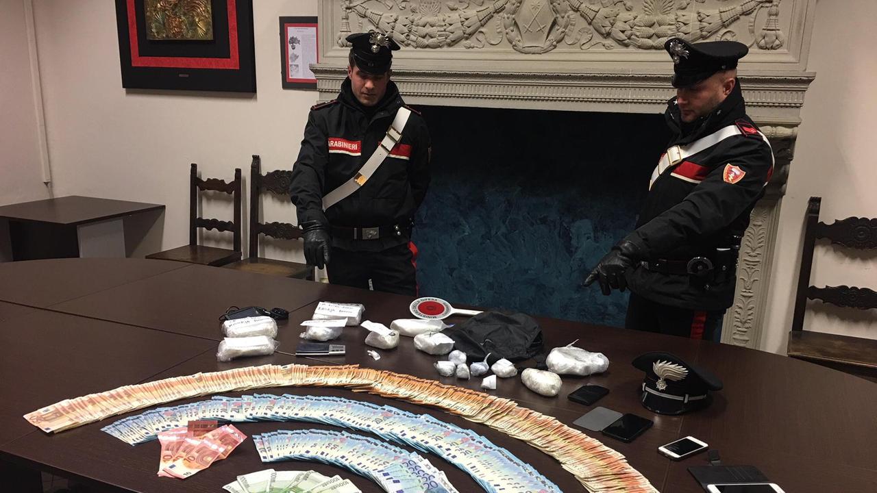 La droga e il denaro contante sequestrati dai carabinieri