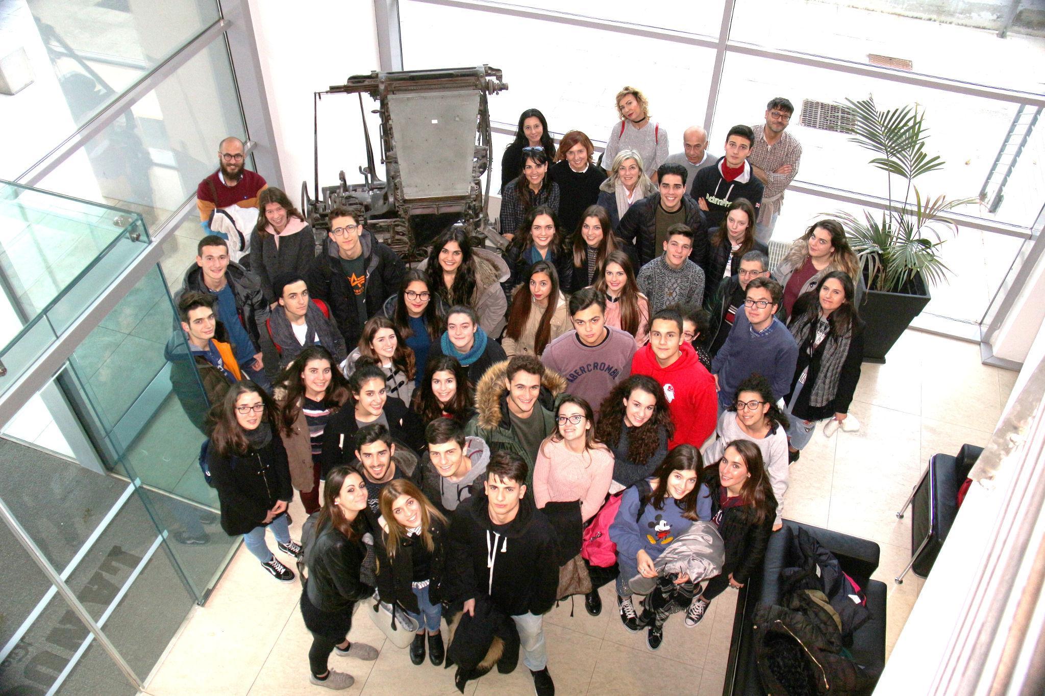Foto di gruppo nella sede giornale per gli studenti degli istituti sassaresi che partecipano alla Nuov@scuola