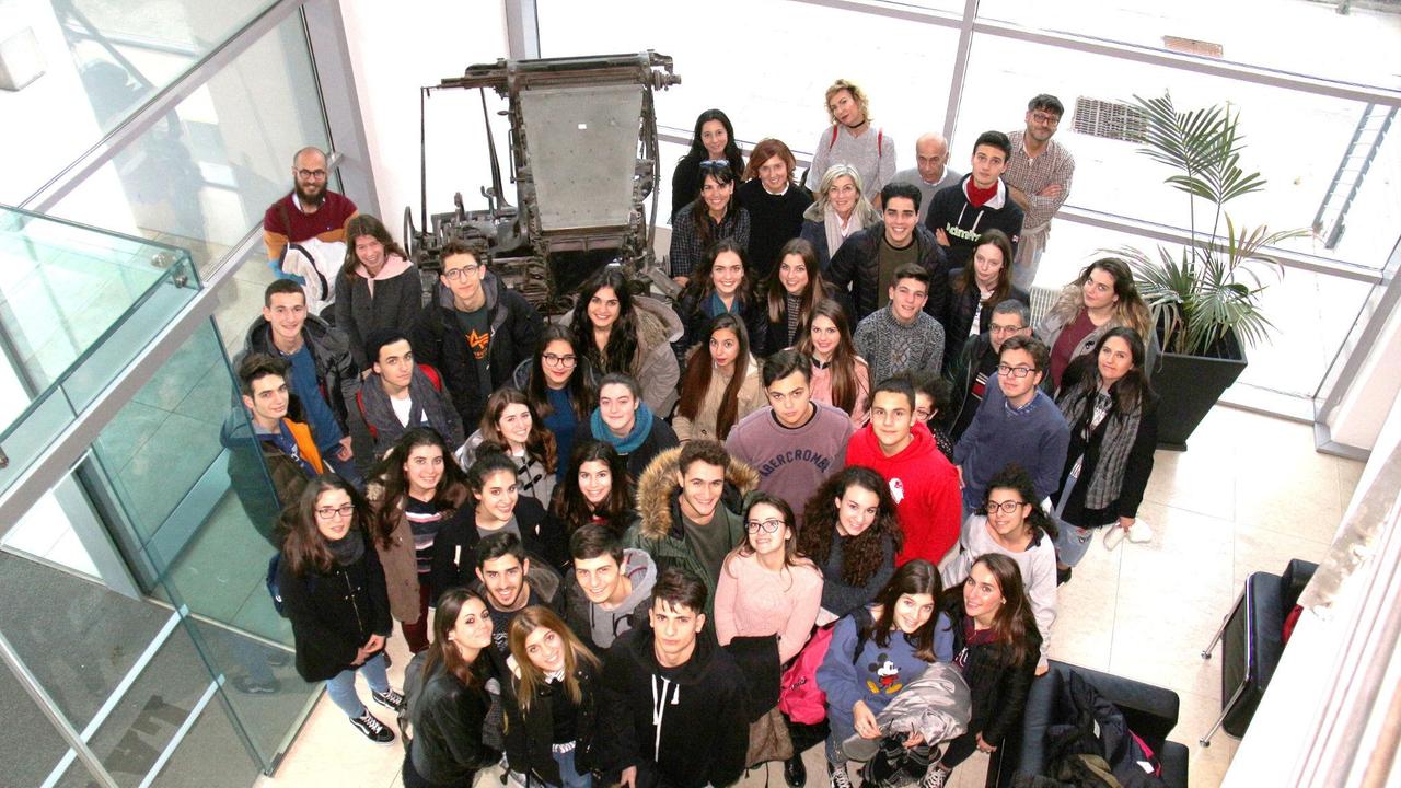 Foto di gruppo nella sede giornale per gli studenti degli istituti sassaresi che partecipano alla Nuov@scuola