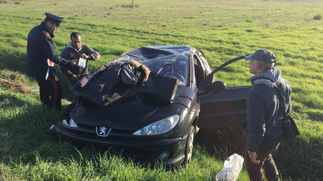 La Peugeot in cui viaggiavano i due fidanzati di Serramanna