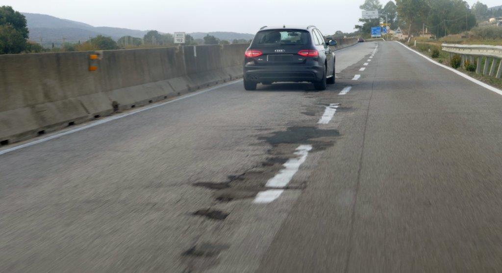 Un tratto dell'Aurelia con l'asfalto pieno di buche rattoppate (Foto Enzo Russo) 