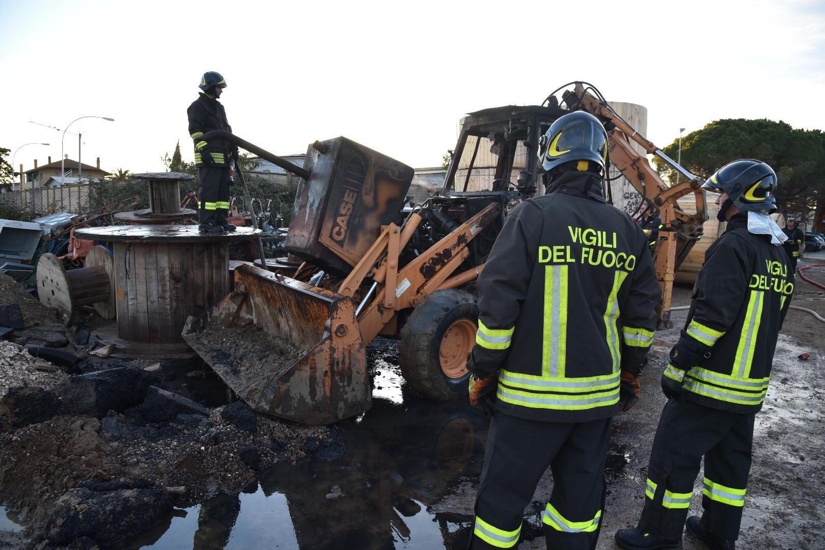 La ruspa andata a fuoco (foto agenzia Bf)