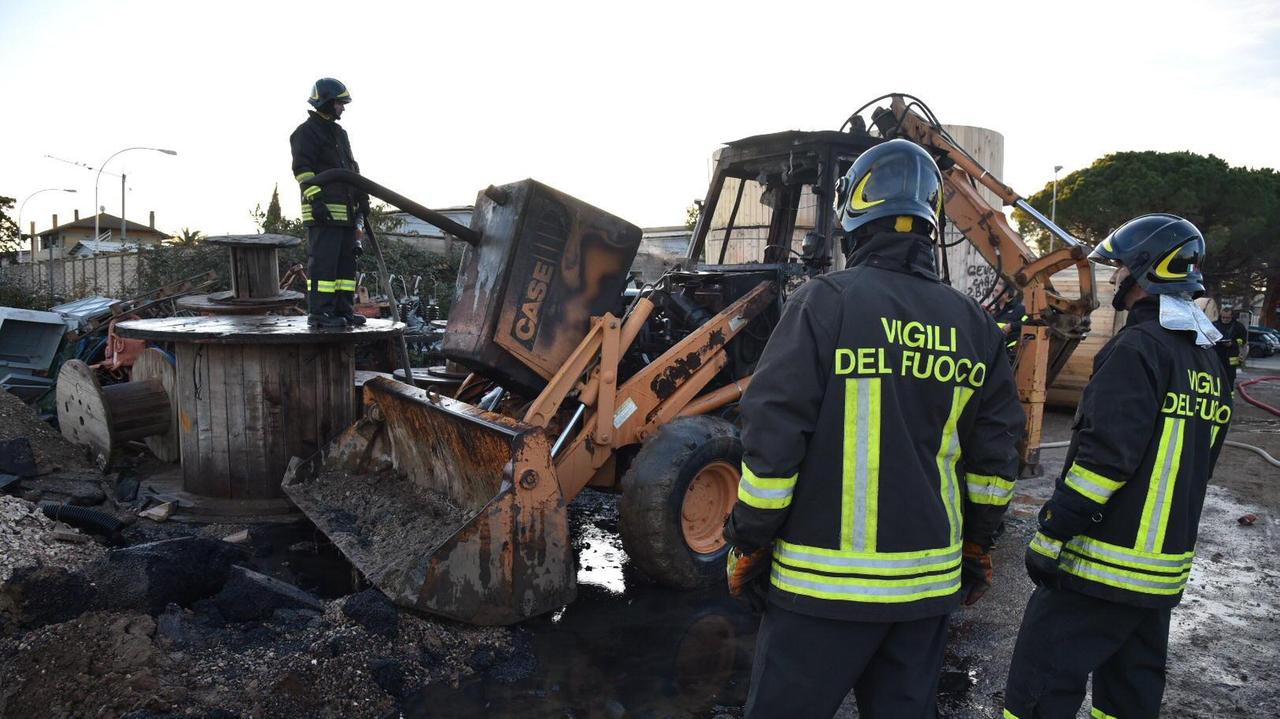 La ruspa andata a fuoco (foto agenzia Bf)