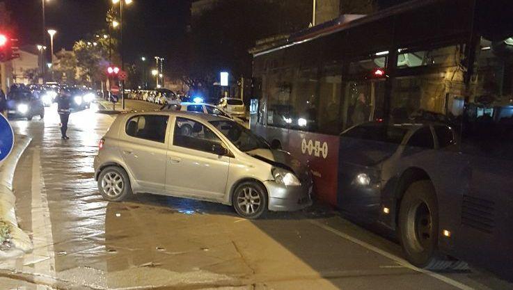 Sassari, ruba l’auto al padre e si scontra con un autobus 