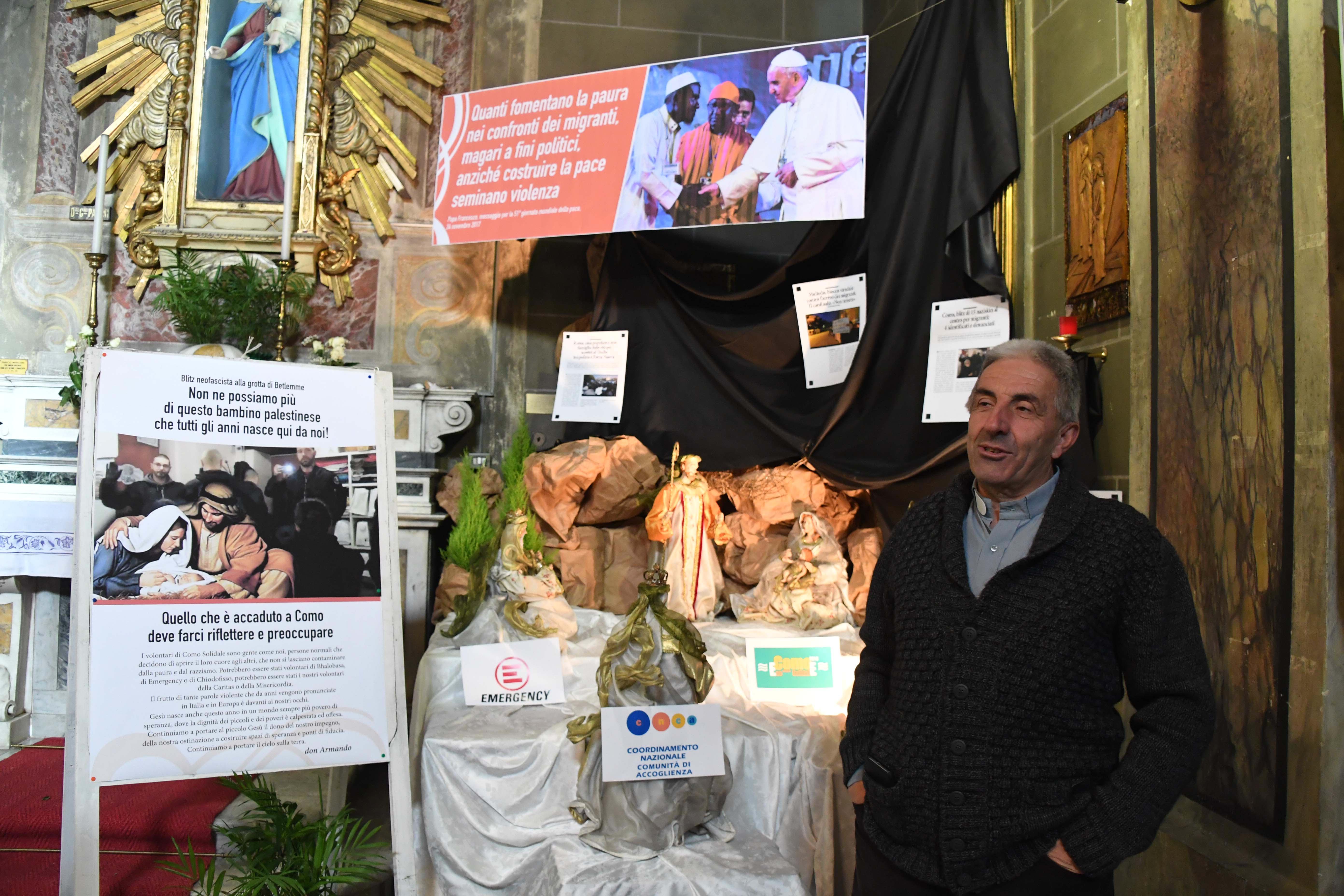 Don Armando Zappolini accanto al suo presepe (Foto Silvi)