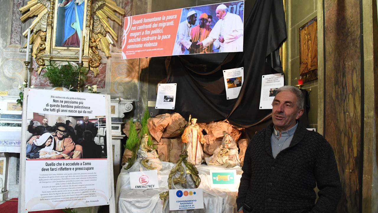 Don Armando Zappolini accanto al suo presepe (Foto Silvi)