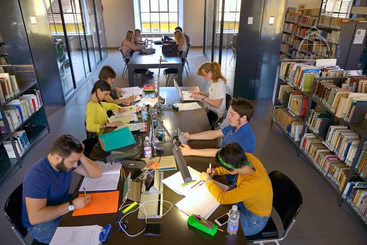 Studenti all'interno della Biblioteca Lazzerini (foto Biancalani)