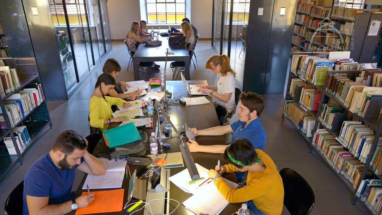 Studenti all'interno della Biblioteca Lazzerini (foto Biancalani)