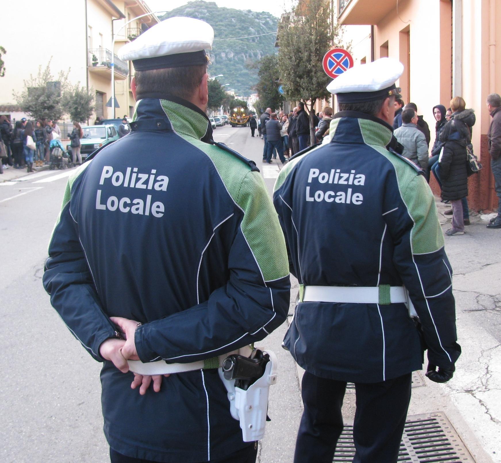 Due cartucce in un guanto: intimidazione a un vigile urbano  