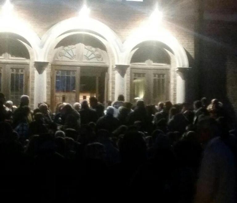 Le famiglie lasciate all'esterno del teatro per il blackout