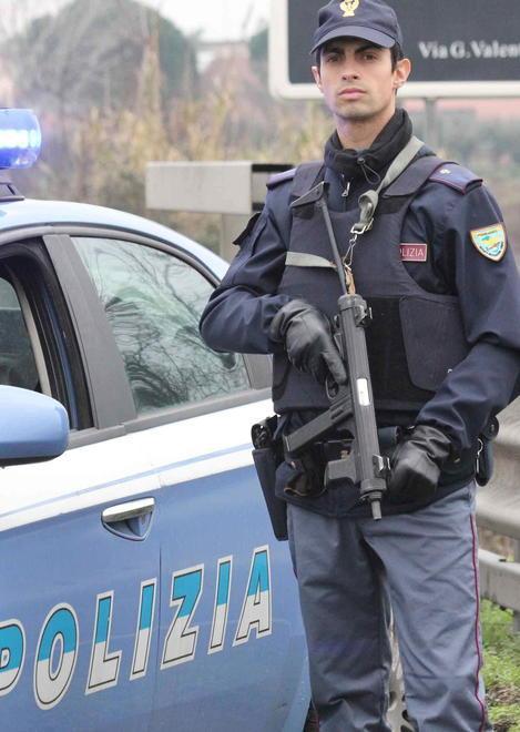 Chiama la polizia per una lite ma poi aggredisce i poliziotti