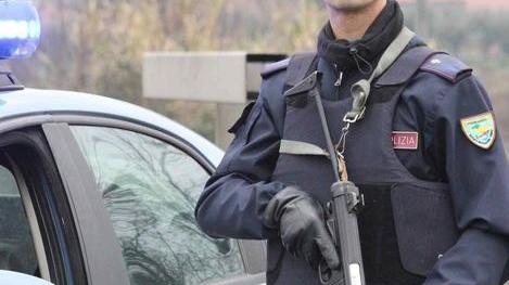 Chiama la polizia per una lite ma poi aggredisce i poliziotti