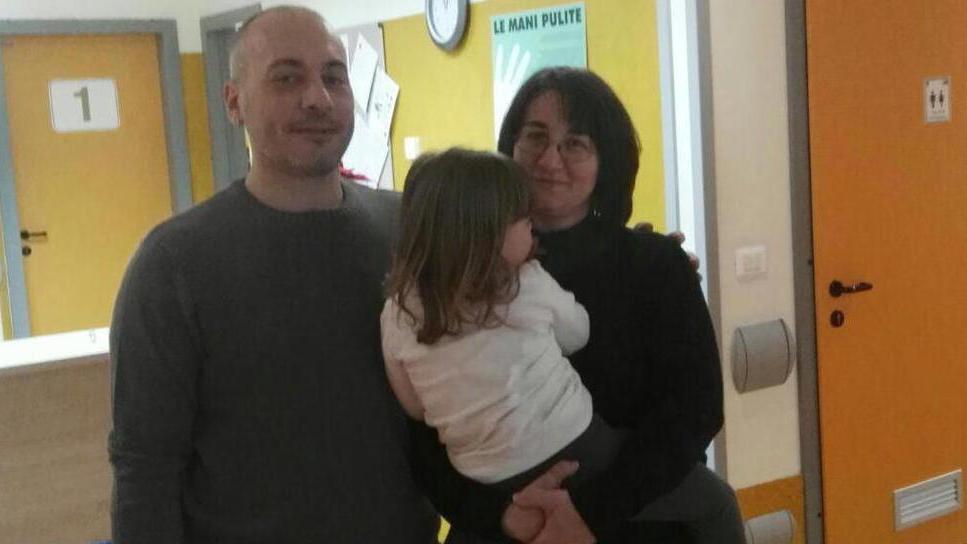 Se i genitori si alternano tra la loro bimba e il lettino