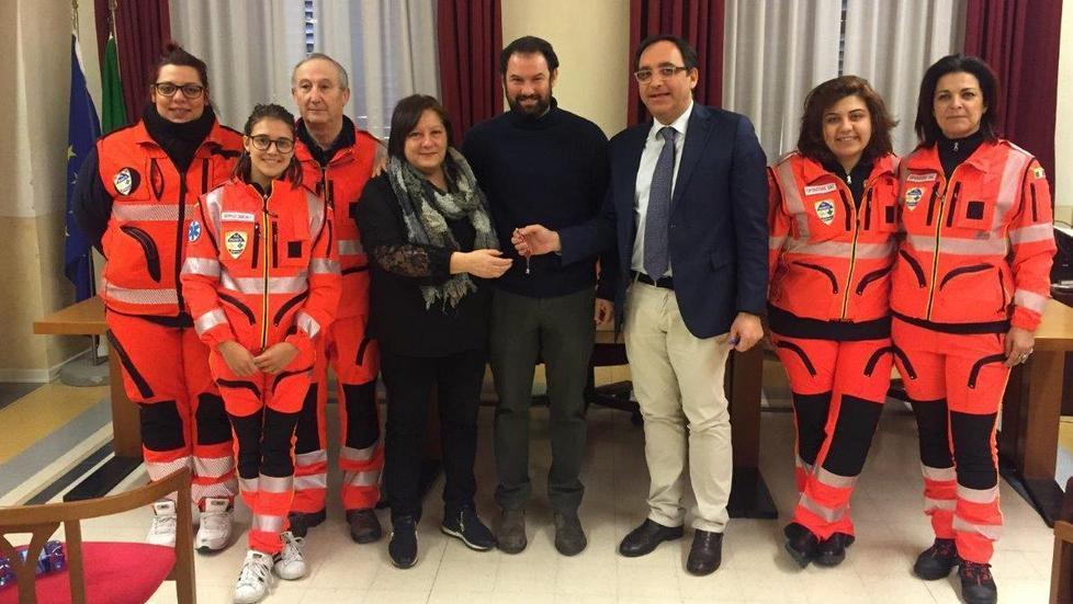 Volontari “sentinelle” della stazione con la sede della Pubblica assistenza 
