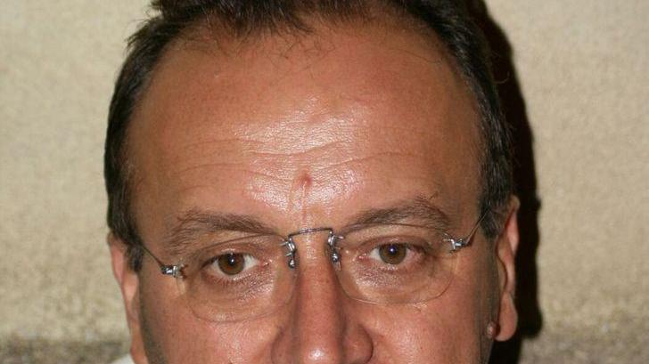 Trovato morto a 57 anni nel retro della sua farmacia
