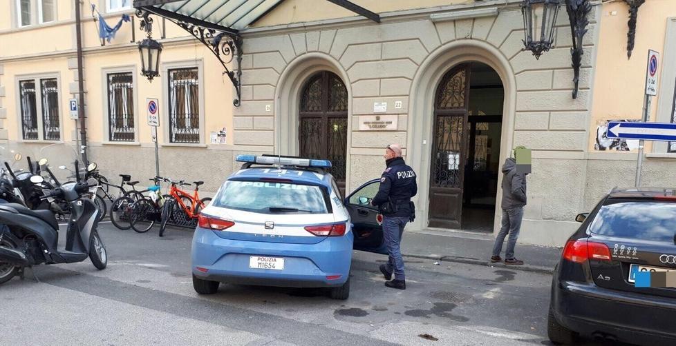 Minaccia la bidella sospeso 2 settimane «Gesto gravissimo» 