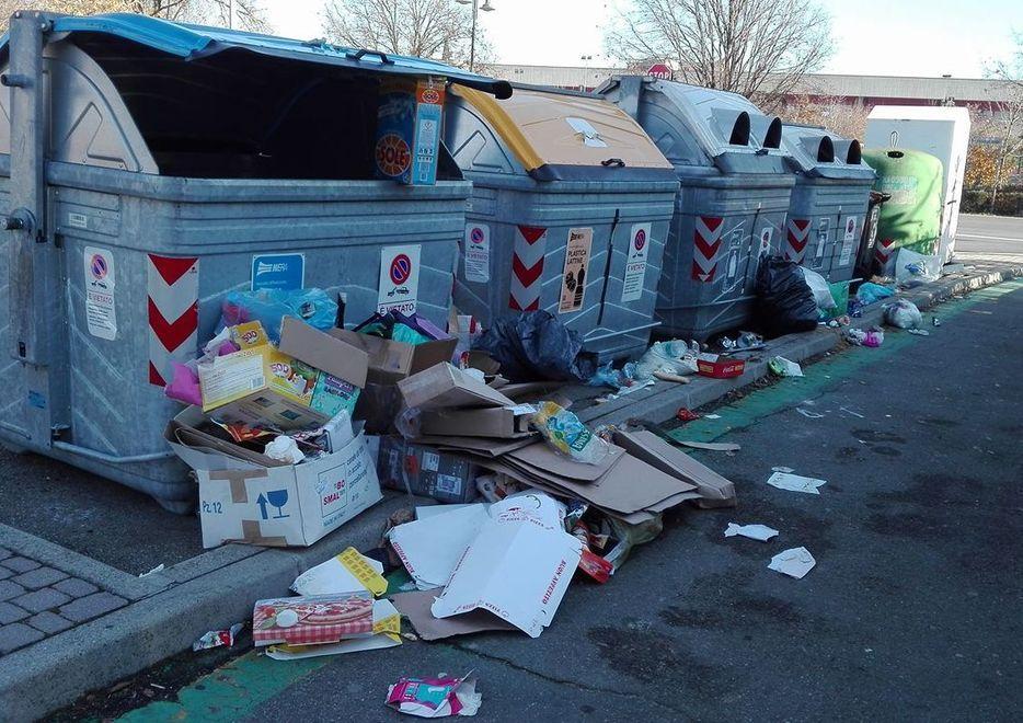 Rifiuti abbandonati fuori dai cassonetti