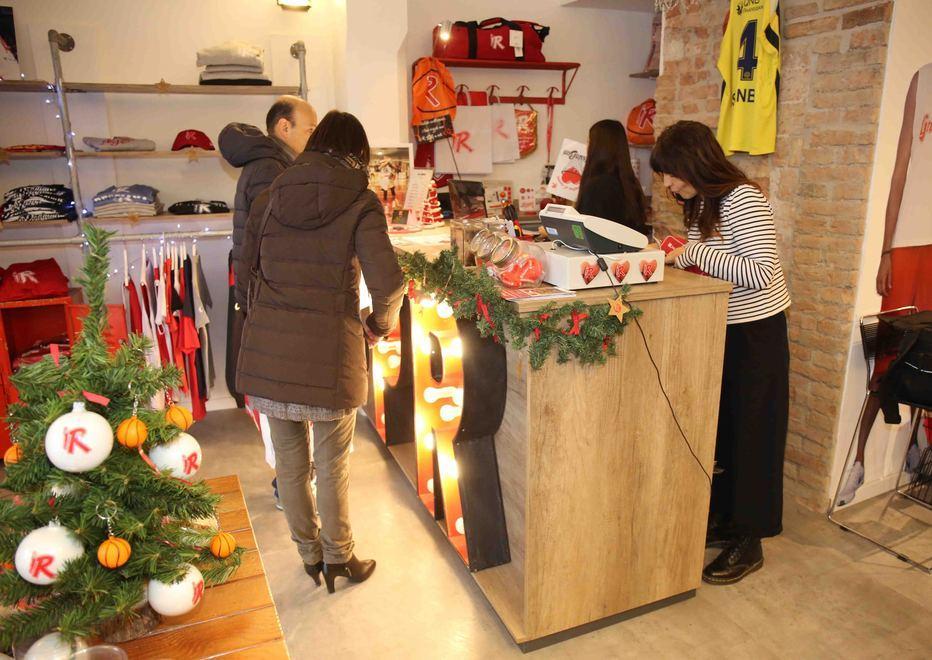 Sotto l’albero dei reggiani i gadget biancorossi 