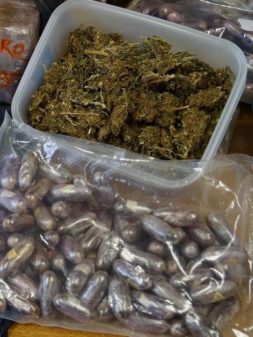 Spaccio fra amici, 18enne patteggia 