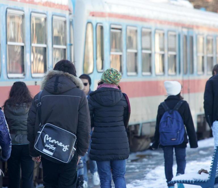 Treno cancellato, c’è il bus Nessuno avvisa gli utenti 