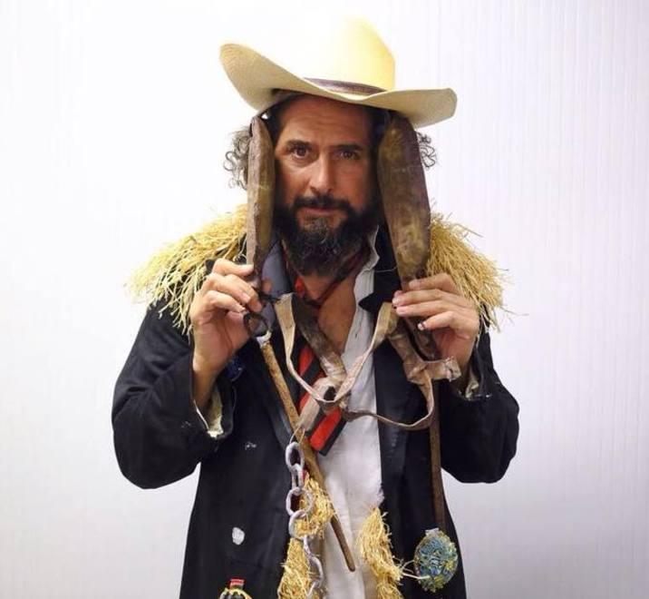 Capossela al Fuori Orario «tra abbracci e incantesimi»