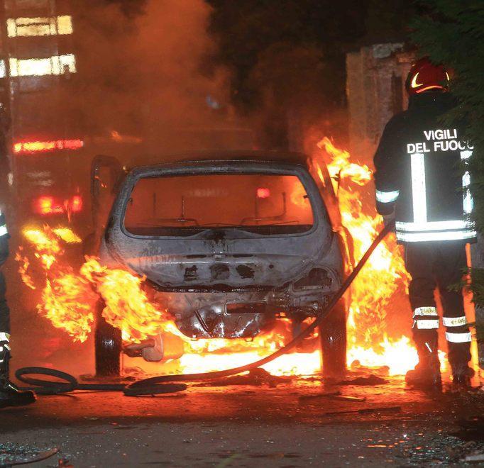 Auto a fuoco, si indaga sulla pista dolosa 