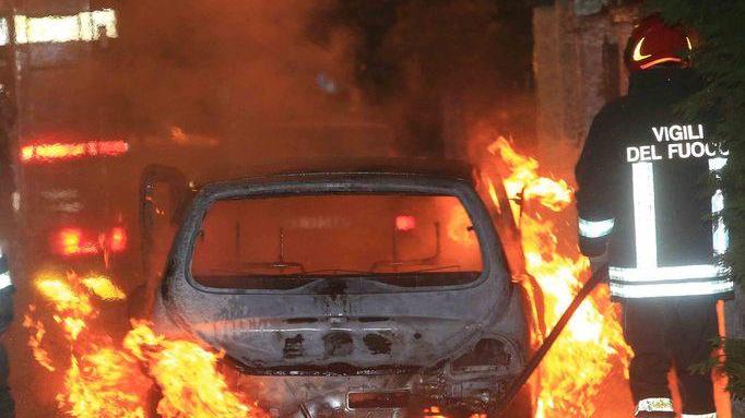 Auto a fuoco, si indaga sulla pista dolosa