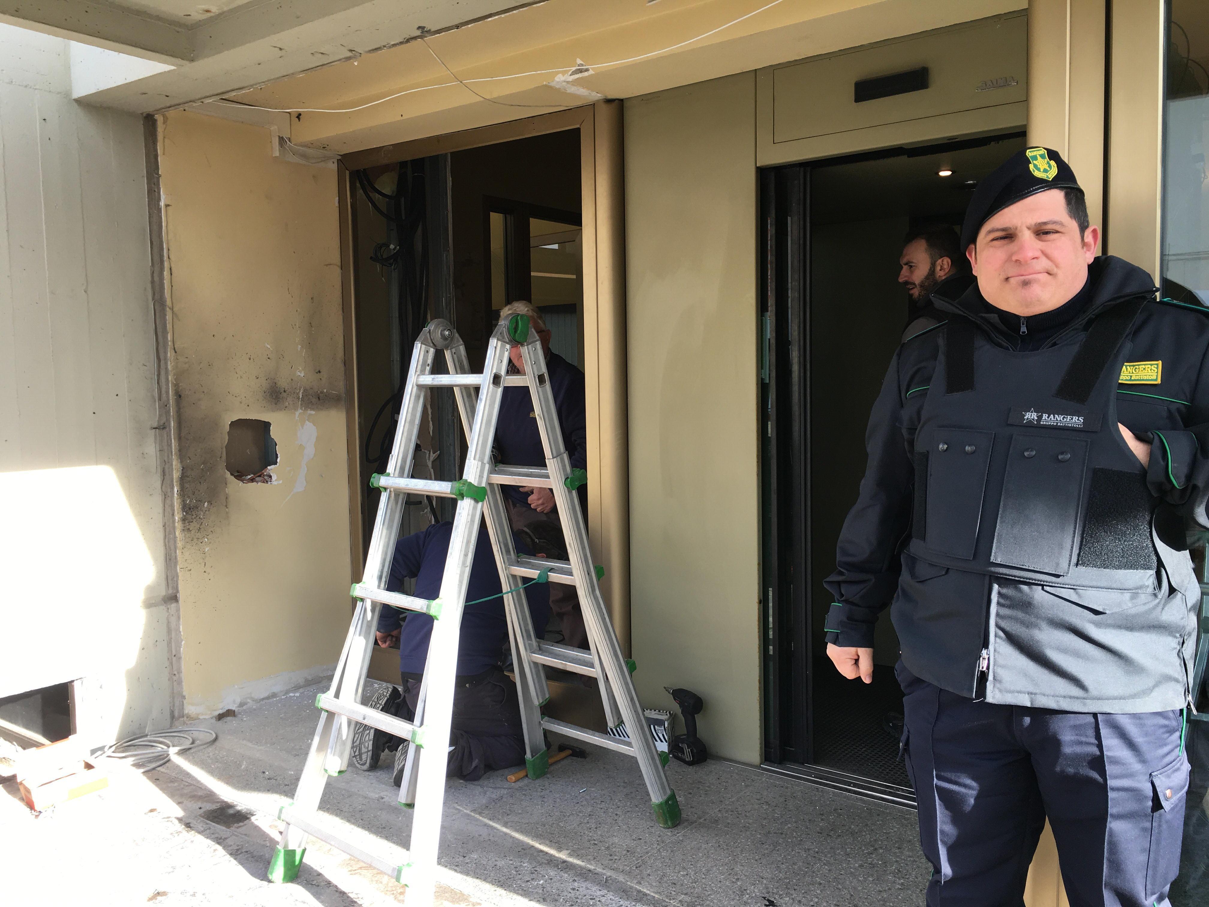 Un vigilante davanti all'istituto di credito preso di mira dai ladri