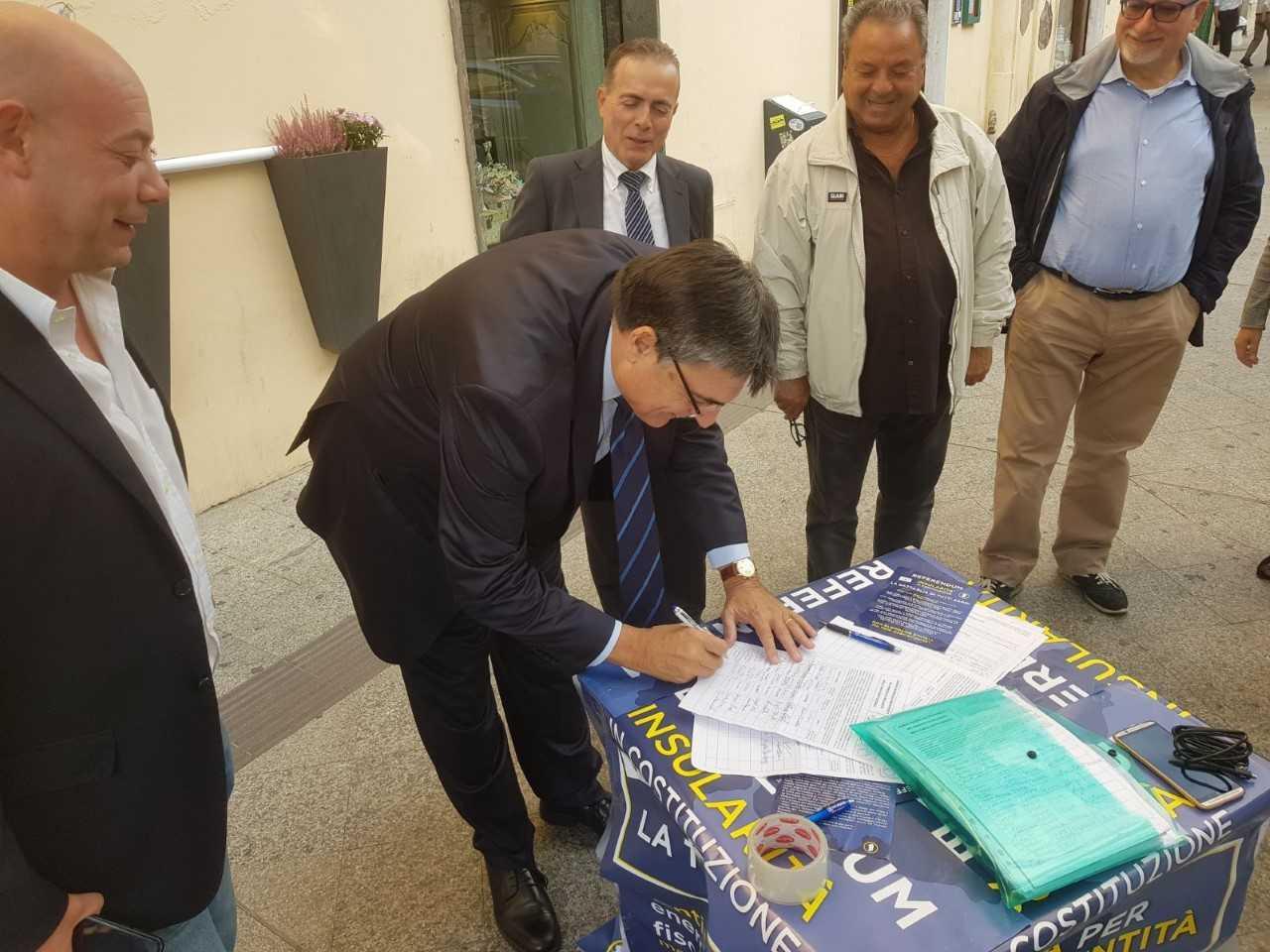 Il presidente del consiglio regionale Gianfranco Ganau firma per l'insularità