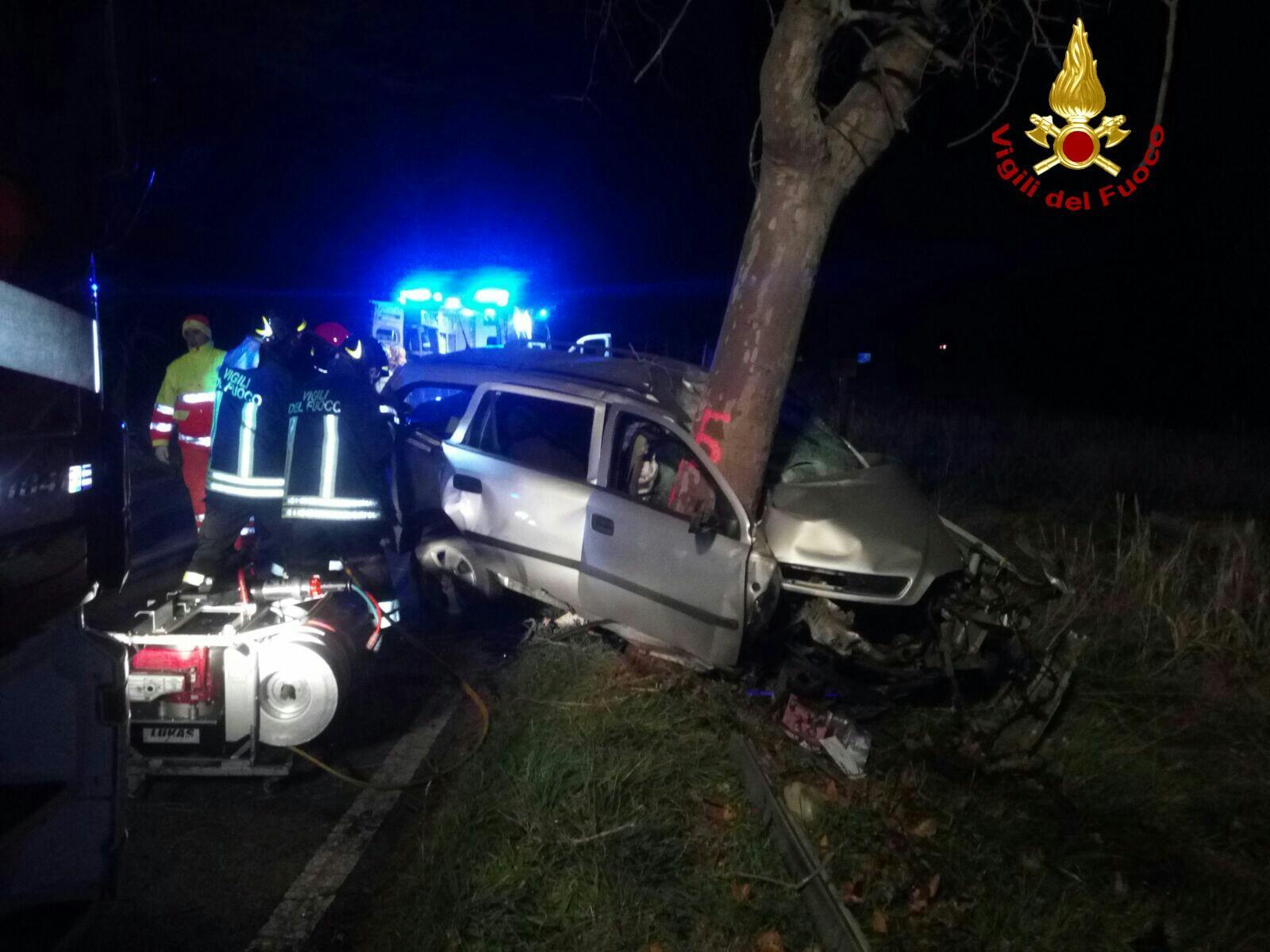 L'auto distrutta nella foto dei vigili del fuoco