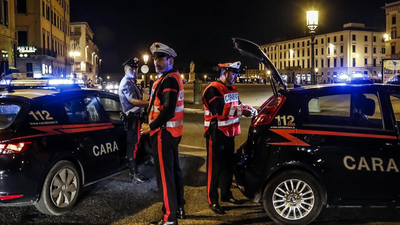 Picchia e minaccia l’anziana madre per soldi: arrestato livornese