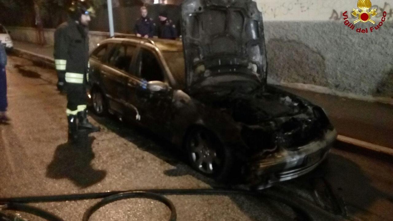 L'auto carbonizzata