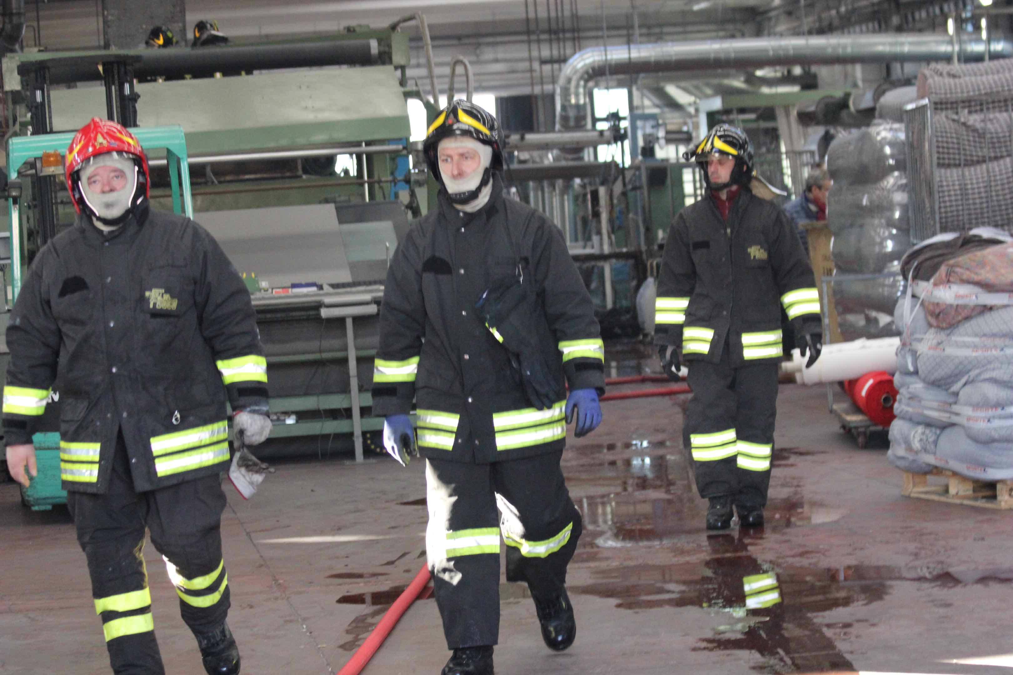 L'intervento dei vigili del fuoco alla Lafin di via del Campostino di Mezzana (foto Batavia)