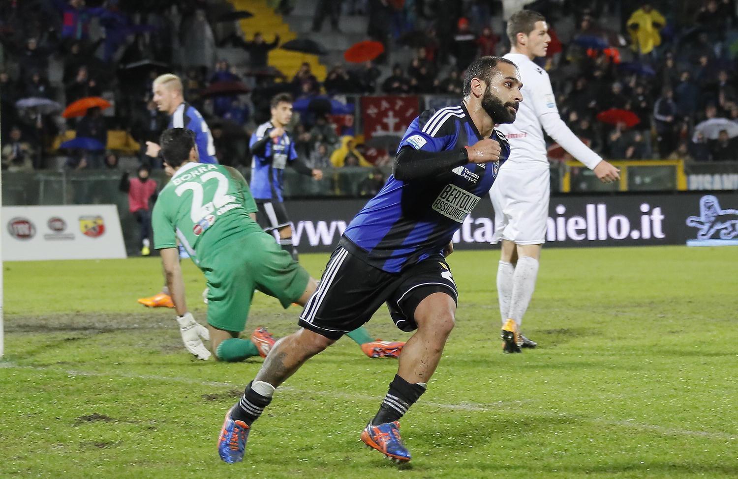 Negro esulta dopo il suo gol all'Arezzo (Muzzi)