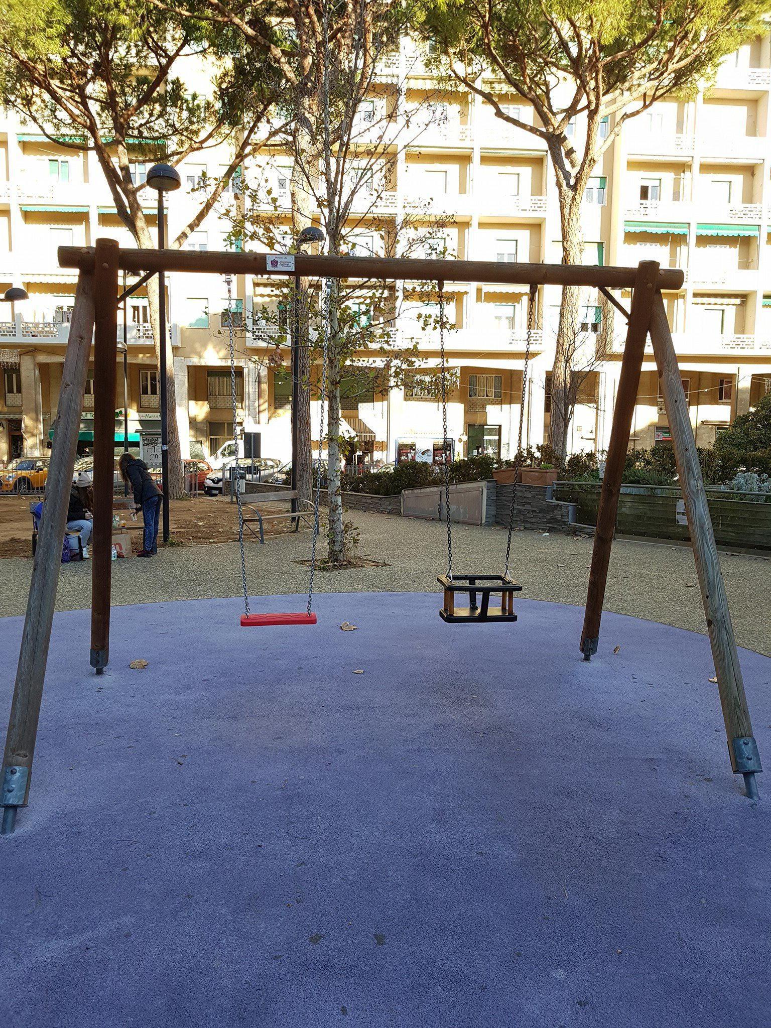La nuova altalena ai giardini di piazza della Costituzione