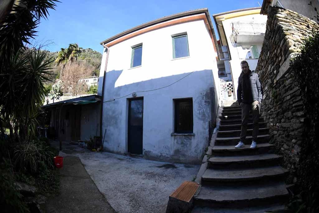 L'abitazione al cui interno si è sviluppato il rogo 