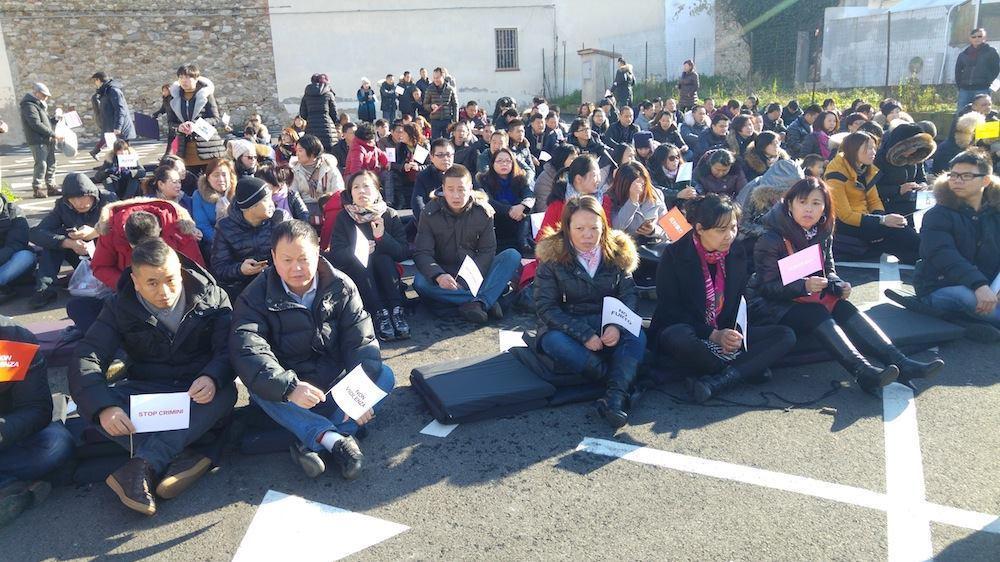 Una protesta della comunità cinese contro gli scippi, nel gennaio 2016