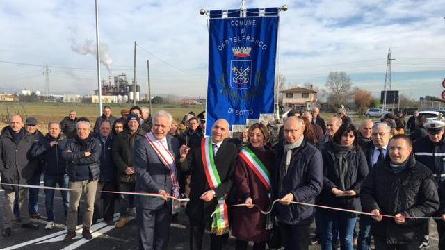 Il taglio del nastro con le autorità