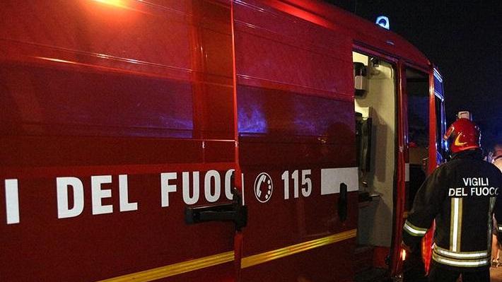 Vigili del fuoco al lavoro di notte