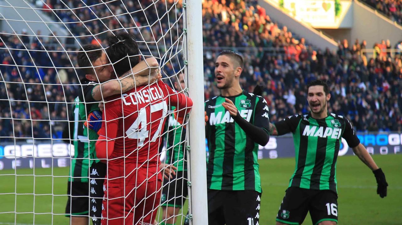 Consigli festeggiato dopo il rigore parato ad Icardi